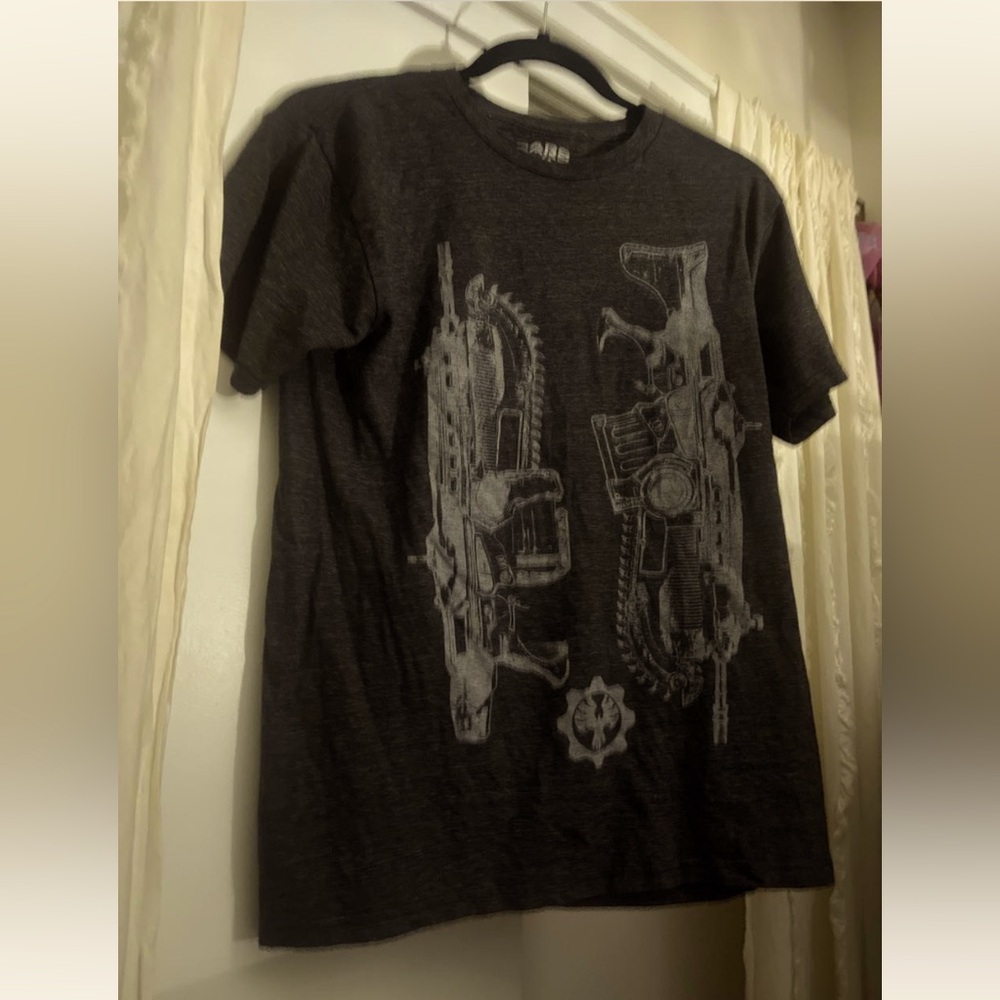 grey and silver graphic tee